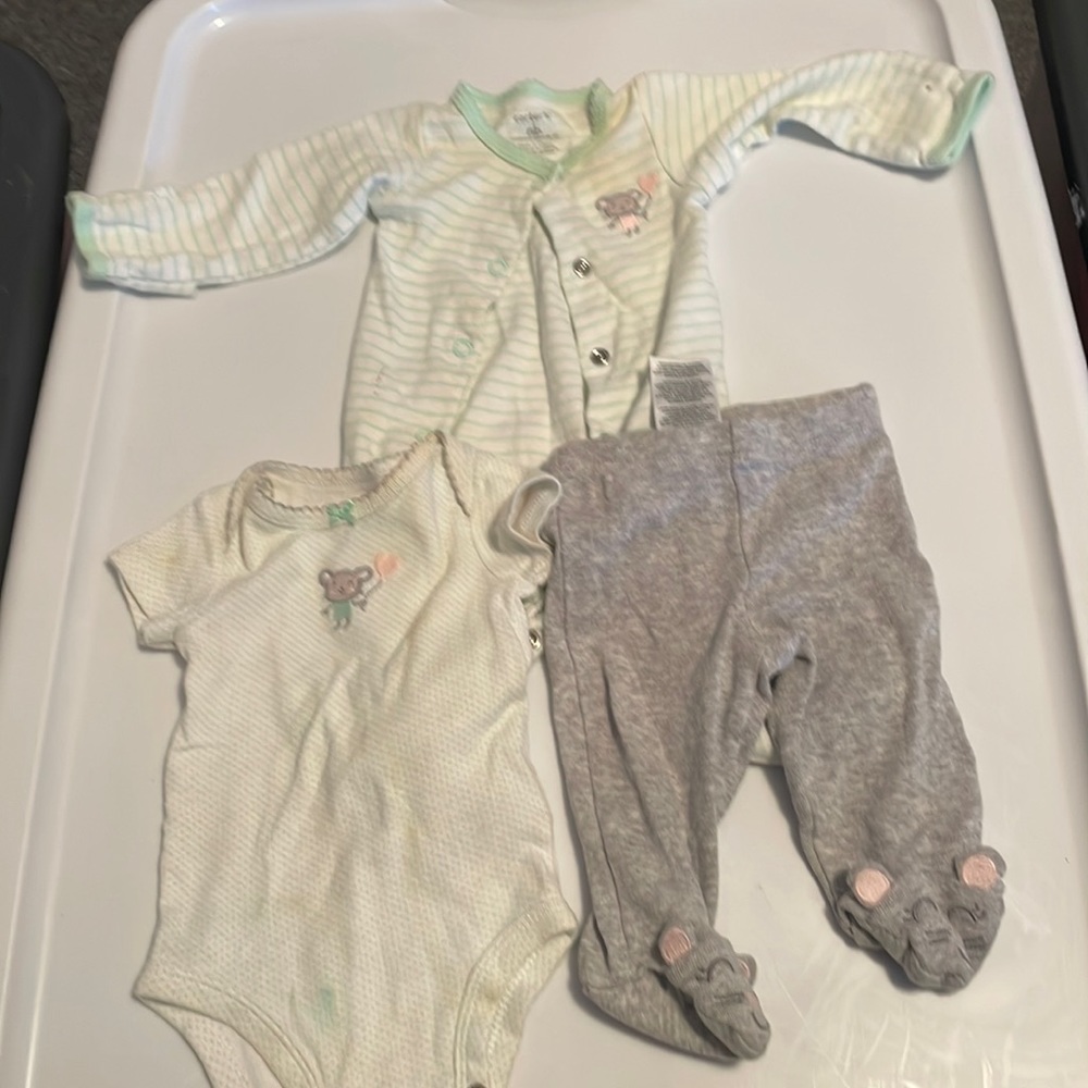 Carter’s newborn Set